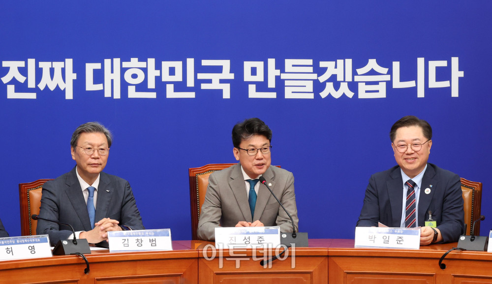 ▲진성준 더불어민주당 정책위의장이 30일 서울 여의도 국회에서 열린 민주당-경제단체 상법 간담회에서 발언을 하고 있다. 왼쪽부터 김창범 한국경제인협회 부회장, 진 정책위의장, 박일준 대한상공회의소 부회장. 고이란 기자 photoeran@