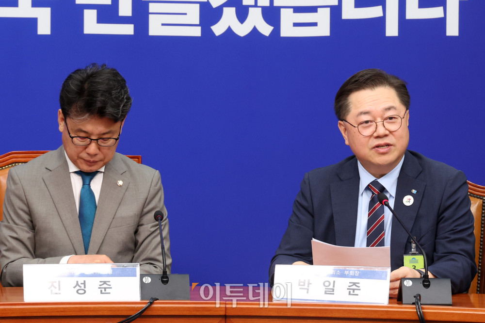 ▲박일준 대한상공회의소 부회장이 30일 서울 여의도 국회에서 열린 민주당-경제단체 상법 간담회에서 발언을 하고 있다. 왼쪽은 진성준 정책위의장. 고이란 기자 photoeran@