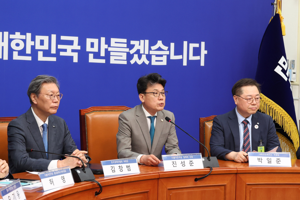 ▲진성준 더불어민주당 정책위의장(가운데)이 30일 서울 여의도 국회에서 열린 민주당-경제단체 상법 간담회에서 발언을 하고 있다. (고이란 기자 photoeran@)