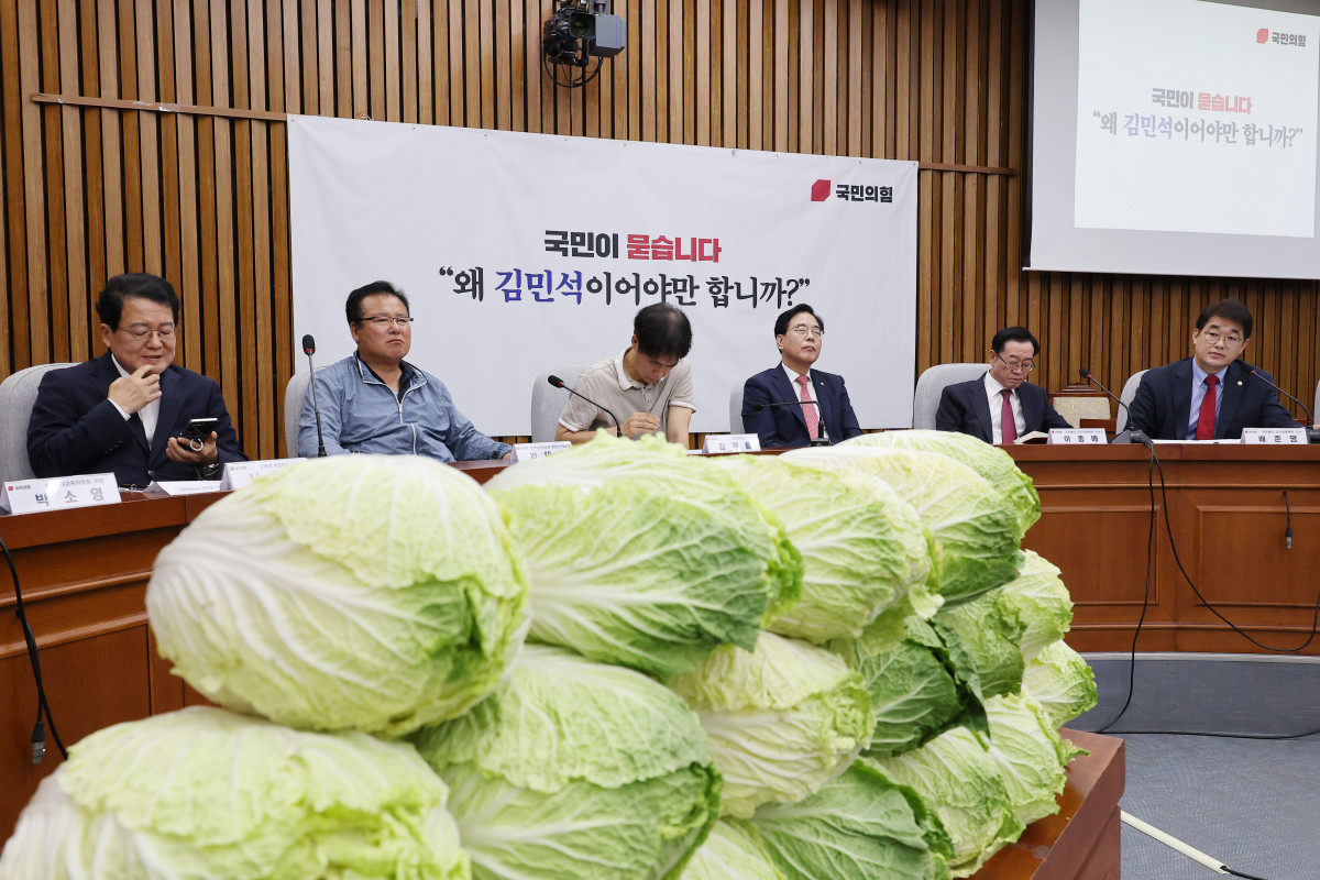 ▲국민의힘 송언석 원내대표(오른쪽 세번째)가 30일 국회에서 열린 김민석 국무총리 후보자 국민청문회에 참석해 발언을 들으며 생각에 잠겨있다. 2025.6.30 (연합뉴스)