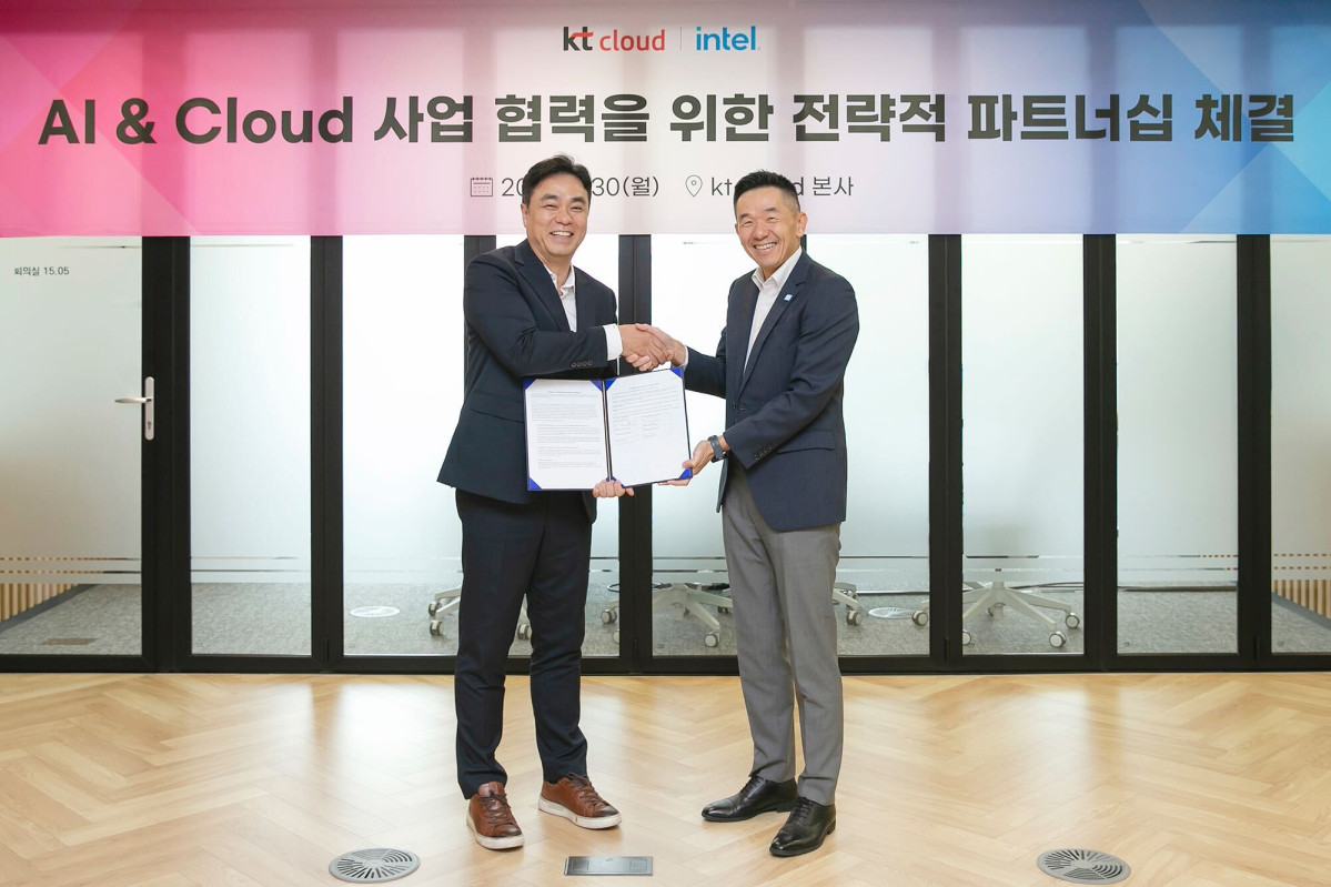 ▲kt cloud-인텔 업무협약 기념 촬영 사진. (좌측부터) kt cloud 최지웅 대표, 인텔 세일즈·마케팅 그룹(SMG) 아시아태평양 지역 총괄 한스 촹 순 (사진제공=KT클라우드)