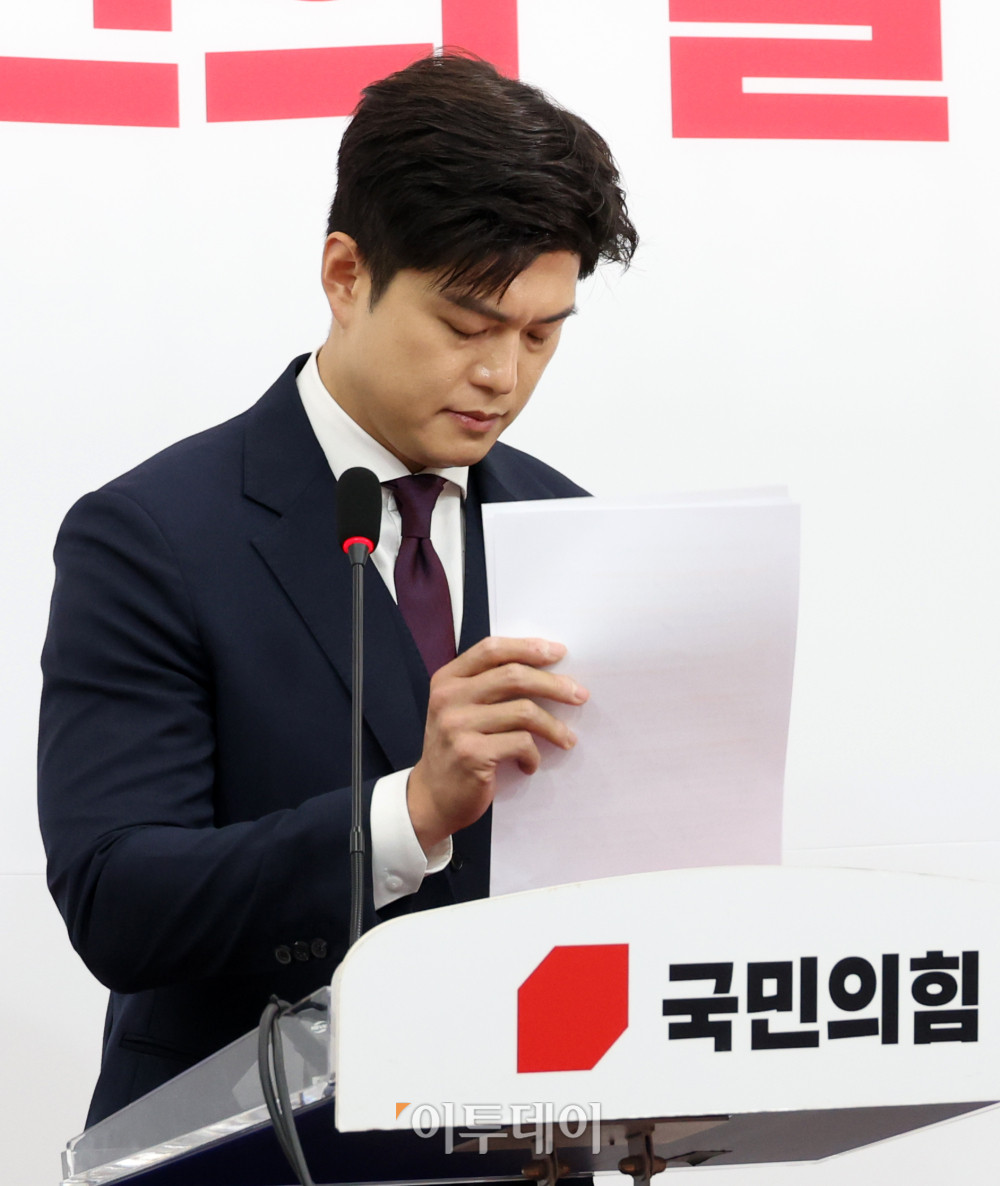 ▲김용태 국민의힘 비상대책위원장이 30일 서울 여의도 국회에서 '보수재건의 길'을 주제로 퇴임 기자회견을 하고 있다. 고이란 기자 photoeran@ 