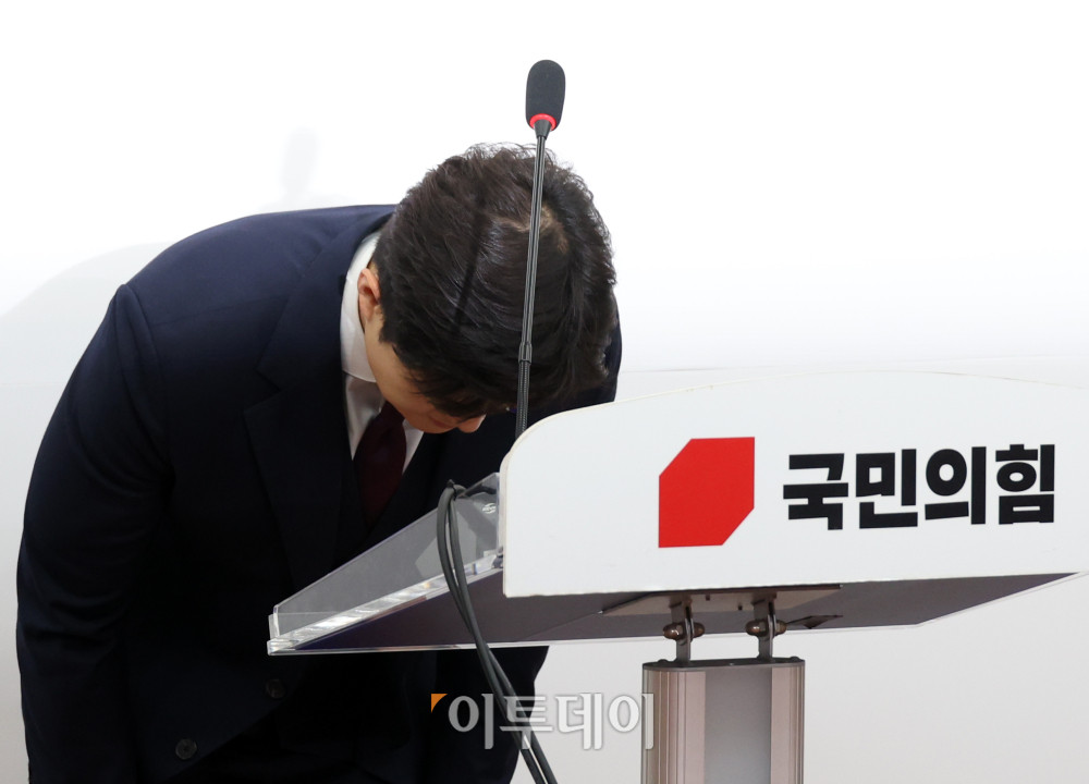 ▲김용태 국민의힘 비상대책위원장이 30일 서울 여의도 국회에서 '보수재건의 길'을 주제로 열린 퇴임 기자회견에서 인사하고 있다. 고이란 기자 photoeran@ 