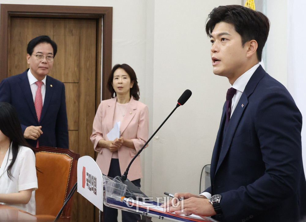 ▲김용태 국민의힘 비상대책위원장이 30일 서울 여의도 국회에서 '보수재건의 길'을 주제로 퇴임 기자회견을 하고 있다. 왼쪽은 송언석 원내대표. 고이란 기자 photoeran@ 