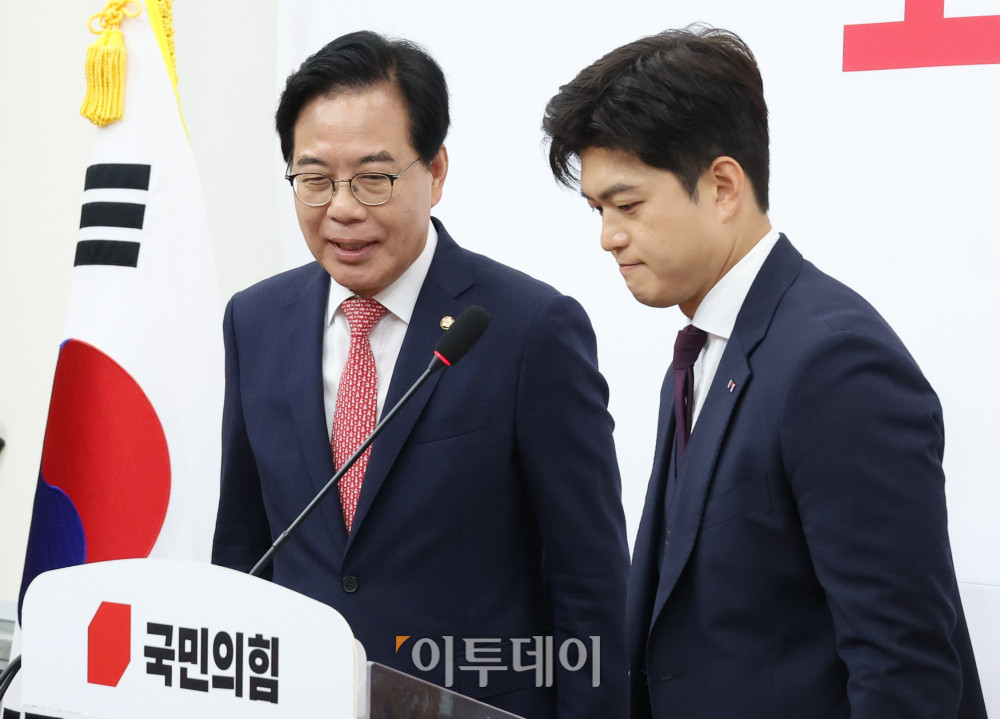 ▲김용태(오른쪽) 국민의힘 비상대책위원장이 30일 서울 여의도 국회에서 '보수재건의 길'을 주제로 열린 퇴임 기자회견에서 송언석 원내대표와 인사하고 있다. 고이란 기자 photoeran@