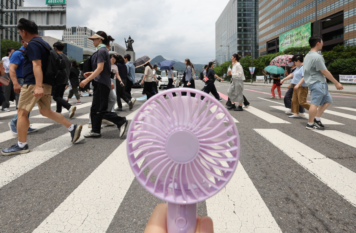 ▲서울 전역에 폭염주의보가 발효된 30일 서울 세종대로 사거리에서 시민들이 이동하고 있다. (연합뉴스)