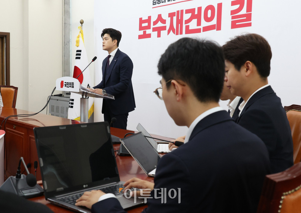 ▲김용태 국민의힘 비상대책위원장이 30일 서울 여의도 국회에서 '보수재건의 길'을 주제로 퇴임 기자회견을 하고 있다. 고이란 기자 photoeran@