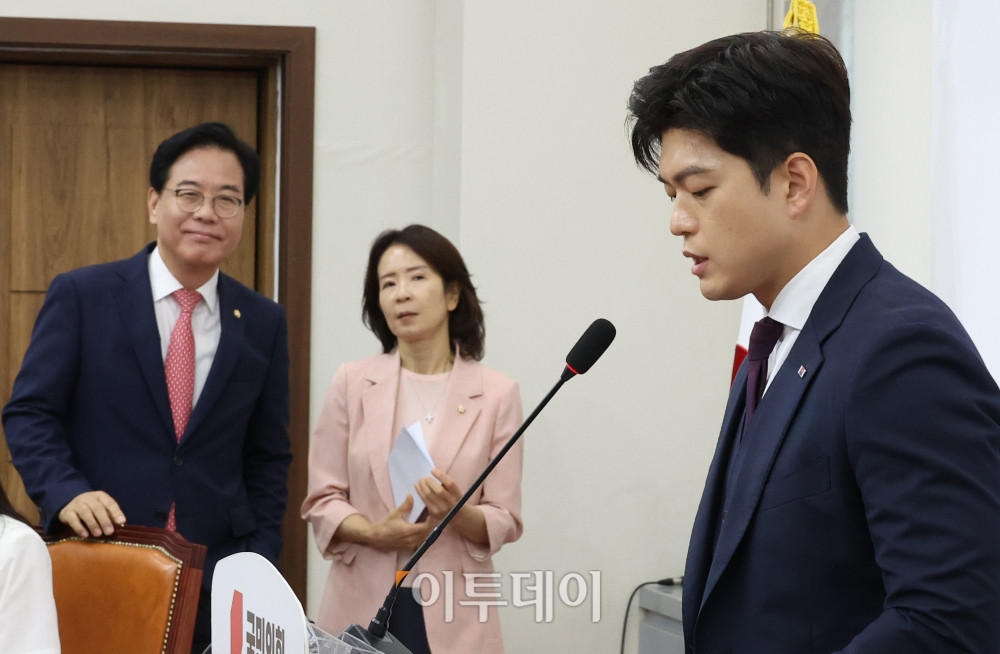 ▲김용태 국민의힘 비상대책위원장이 30일 서울 여의도 국회에서 '보수재건의 길'을 주제로 퇴임 기자회견을 하고 있다. 왼쪽은 송언석 원내대표. 고이란 기자 photoeran@ 