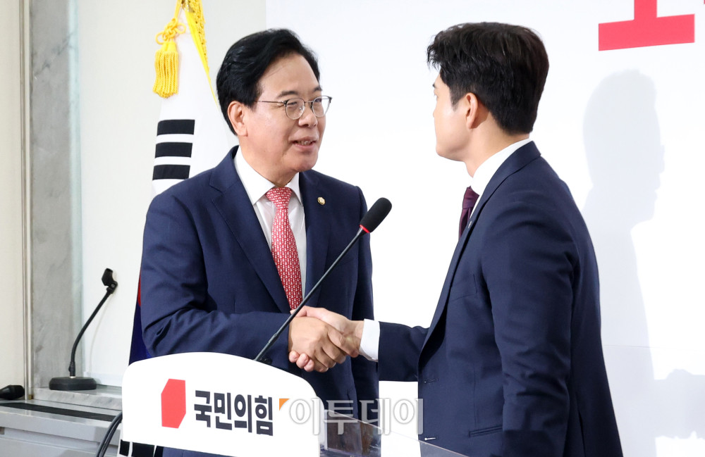 ▲김용태(오른쪽) 국민의힘 비상대책위원장이 30일 서울 여의도 국회에서 '보수재건의 길'을 주제로 열린 퇴임 기자회견에서 송언석 원내대표와 인사하고 있다. 고이란 기자 photoeran@