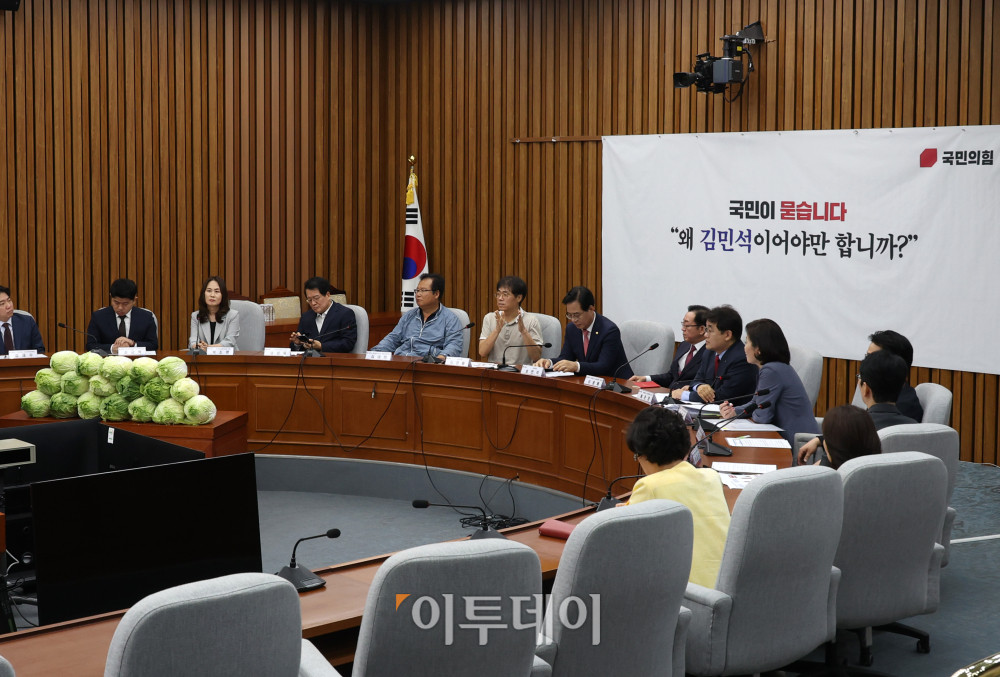 ▲30일 서울 여의도 국회에서 열린 김민석 국무총리 후보자 국민청문회에서 국민의힘 의원들이 김 후보자가 '배추농사 투자 수익 배당금'으로 매달 450만 원가량을 받았다는 의혹을 쟁점화하기 위해 포기 배추를 쌓아놨다. 이날 송언석 국민의힘 원내대표는 김 후보자에 대한 지명 철회를 압박하며 "배추 농사, 반도자, 증여세 등 각종 의혹만 눈덩이처럼 불어났다. 김 후보자처럼 부도덕한 인사를 국무총리로 임명하게 된다면 앞으로 있을 어떤 인사청문회도 의미를 가질 수 없을 것"이라고 말했다. 고이란 기자 photoeran@