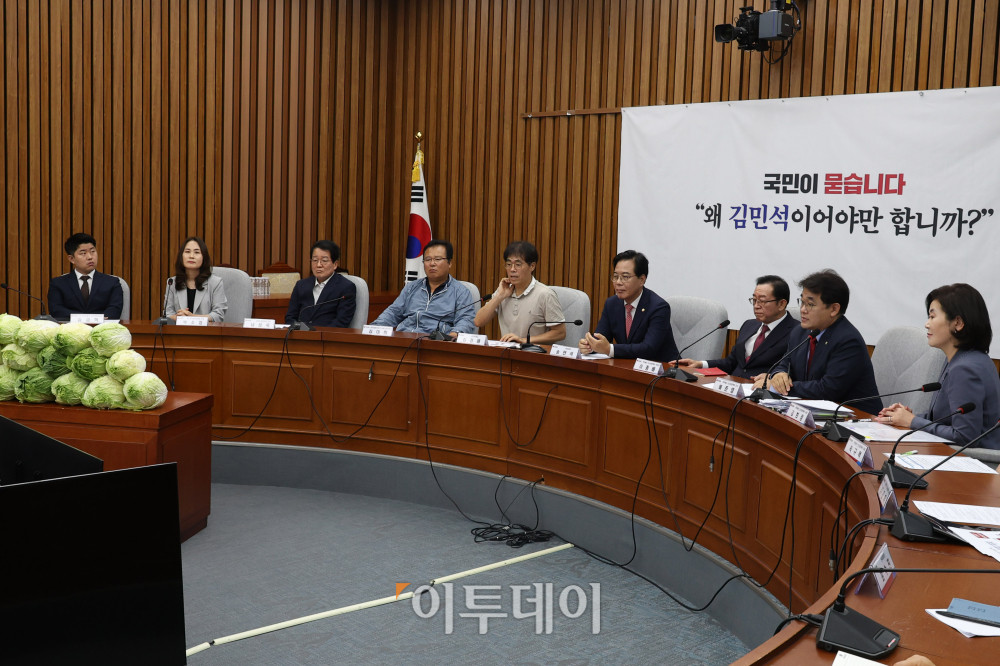 ▲30일 서울 여의도 국회에서 열린 김민석 국무총리 후보자 국민청문회에서 국민의힘 의원들이 김 후보자가 '배추농사 투자 수익 배당금'으로 매달 450만 원가량을 받았다는 의혹을 쟁점화하기 위해 포기 배추를 쌓아놨다. 이날 송언석 국민의힘 원내대표는 김 후보자에 대한 지명 철회를 압박하며 "배추 농사, 반도자, 증여세 등 각종 의혹만 눈덩이처럼 불어났다. 김 후보자처럼 부도덕한 인사를 국무총리로 임명하게 된다면 앞으로 있을 어떤 인사청문회도 의미를 가질 수 없을 것"이라고 말했다. 고이란 기자 photoeran@