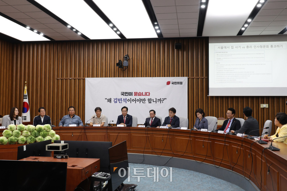 ▲30일 서울 여의도 국회에서 열린 김민석 국무총리 후보자 국민청문회에서 국민의힘 의원들이 김 후보자가 '배추농사 투자 수익 배당금'으로 매달 450만 원가량을 받았다는 의혹을 쟁점화하기 위해 포기 배추를 쌓아놨다. 이날 송언석 국민의힘 원내대표는 김 후보자에 대한 지명 철회를 압박하며 "배추 농사, 반도자, 증여세 등 각종 의혹만 눈덩이처럼 불어났다. 김 후보자처럼 부도덕한 인사를 국무총리로 임명하게 된다면 앞으로 있을 어떤 인사청문회도 의미를 가질 수 없을 것"이라고 말했다. 고이란 기자 photoeran@