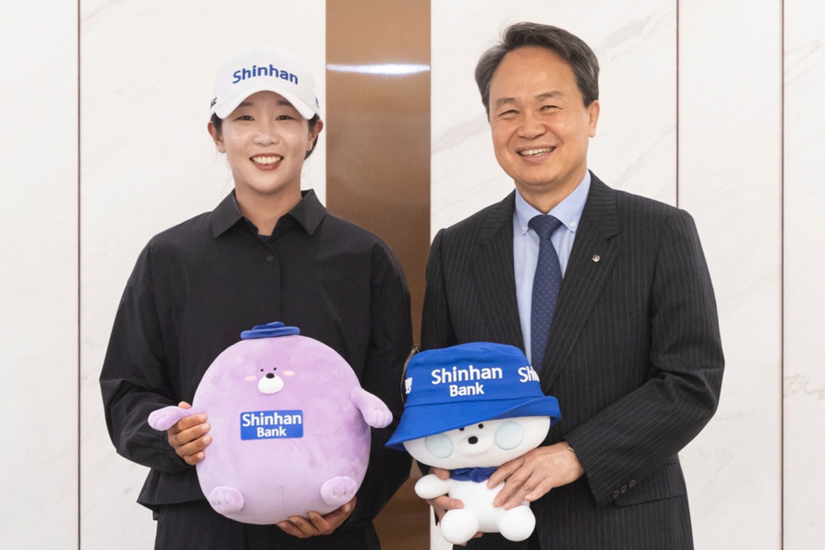 ▲진옥동 신한금융그룹 회장(오른쪽)과 임진희 선수가 지난 4월 후원 계약을 마치고 기념촬영을 하고 있다. (사진제공=신한금융그룹)