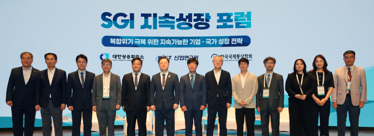 ▲박일준 대한상의 상근부회장(왼쪽 여섯번째)과 주요참석자들이 기념촬영을 하고 있다. (사진제공-대한상공회의소)