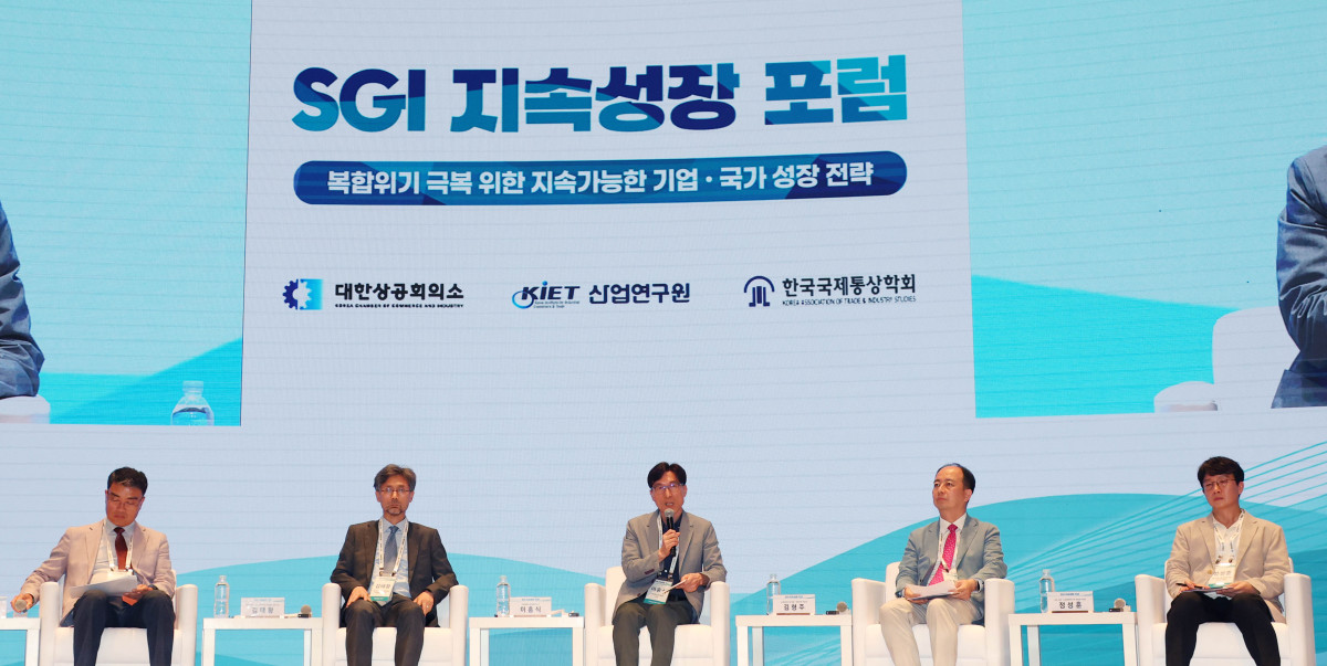 ▲이홍식 고려대 교수가 ‘트럼프 2.0시대의 생존 전략’이라는 주제로 토론을 주재하고 있다. (사진제공-대한상공회의소)