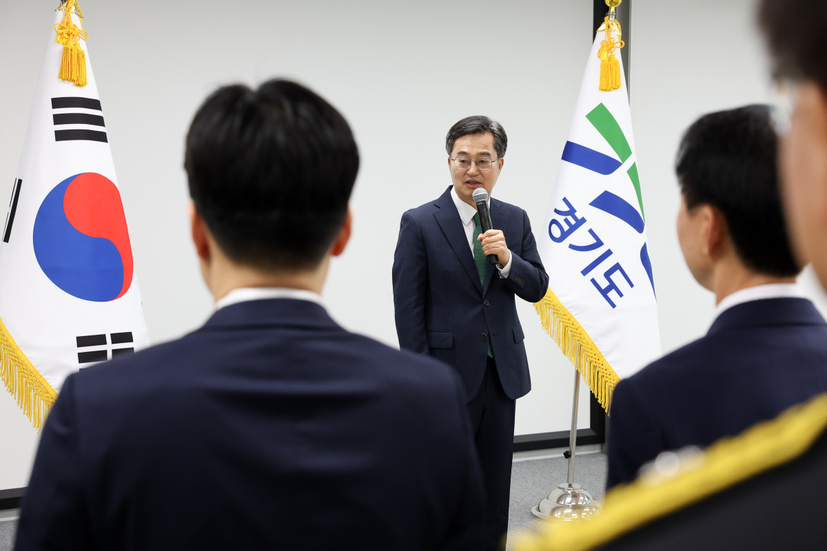▲김동연 경기도지사가 30일 경기도청에서 임명장을 수여하며 실국장과 부단체장 승진자들에게 도정 방침 준수를 당부하고 있다. (경기도)