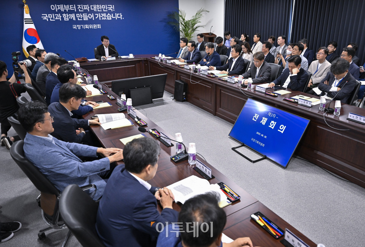 ▲이한주 국정기획위원회 위원장이 30일 서울 종로구 국정기획위원회에서 열린 제3차 전체회의에서 모두발언을 하고 있다. 조현호 기자 hyunho@