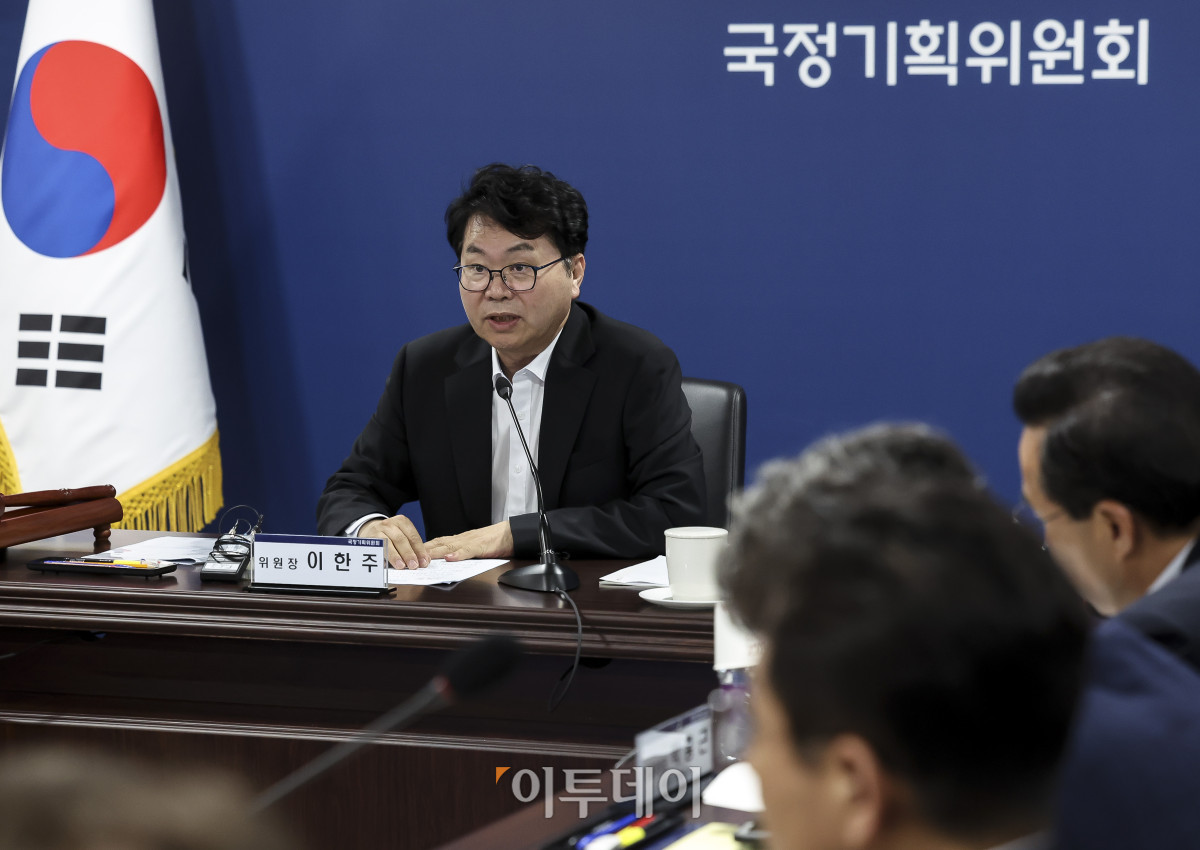 ▲이한주 국정기획위원회 위원장이 30일 서울 종로구 국정기획위원회에서 열린 제3차 전체회의에서 모두발언을 하고 있다. 조현호 기자 hyunho@