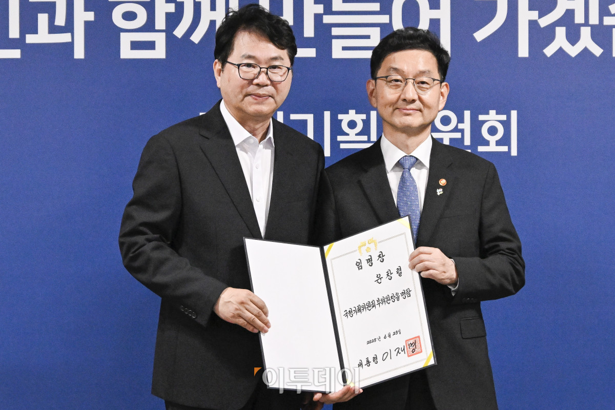 ▲이한주 국정기획위원회 위원장이 30일 서울 종로구 국정기획위원회에서 열린 임명·위촉장 수여식에서 윤창렬 국정기획위원회 부위원장에게 임명장을 수여하고 있다. 조현호 기자 hyunho@