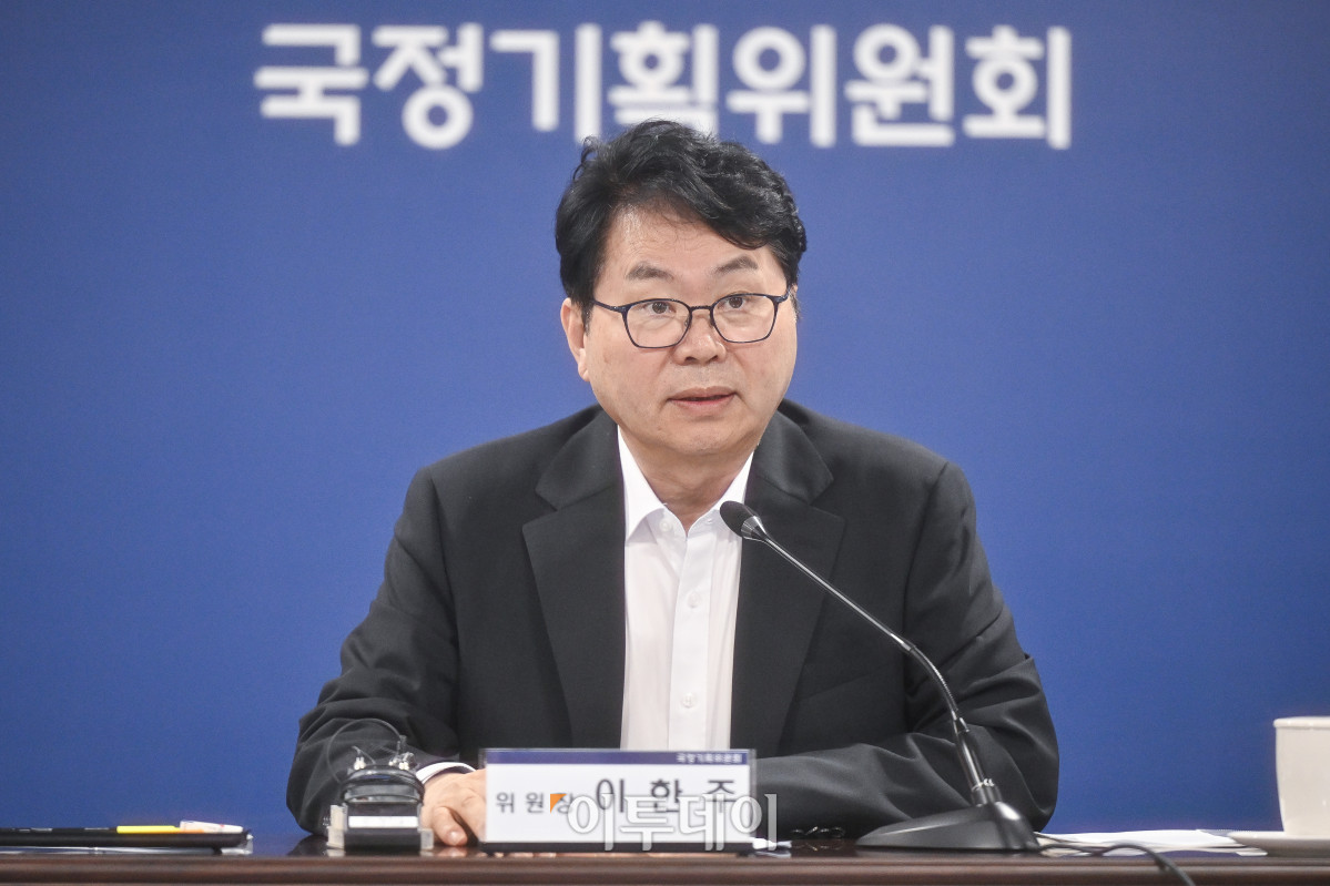▲이한주 국정기획위원회 위원장이 30일 서울 종로구 국정기획위원회에서 열린 제3차 전체회의에서 모두발언을 하고 있다. 사진=조현호 기자 hyunho@