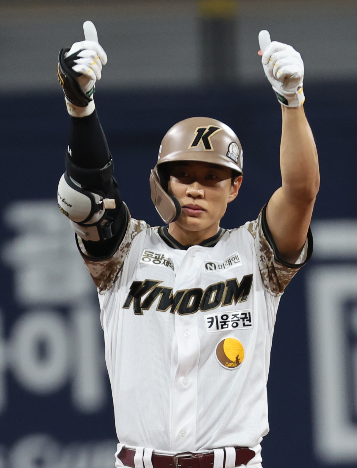 ▲26일 서울 고척스카이돔에서 열린 프로야구 2025 신한 SOL 뱅크 KBO리그 KIA 타이거즈와 키움 히어로즈의 경기 3회말 2사 2루, 키움 송성문이 동점 2루타를 친 뒤 기뻐하고 있다. (연합뉴스)