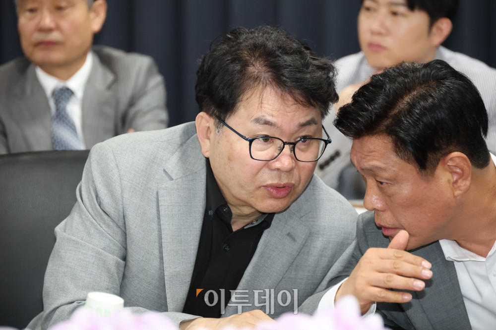 ▲이한주(왼쪽) 국정기획위원장과 조승래 대변인이 20일 서울 종로구 정부서울청사 창성동 별관에서 열린 검찰청 업무보고에서 대화하고 있다. 사진=조현호 기자 hyunho@