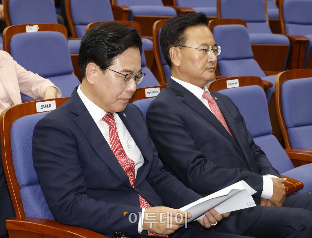 ▲송언석(왼쪽) 국민의힘 원내대표와 유상범 원내수석부대표가 30일 서울 여의도 국회에서 열린 의원총회에 참석하고 있다. 고이란 기자 photoeran@