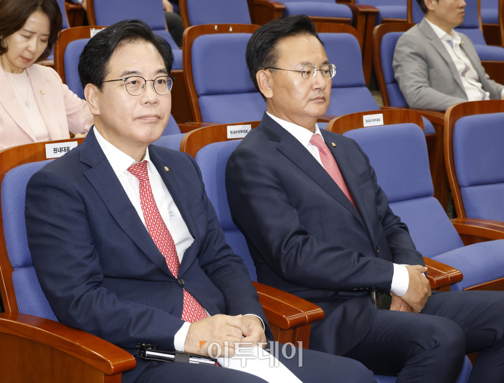 ▲송언석(왼쪽) 국민의힘 원내대표와 유상범 원내수석부대표가 30일 서울 여의도 국회에서 열린 의원총회에 참석하고 있다. 고이란 기자 photoeran@