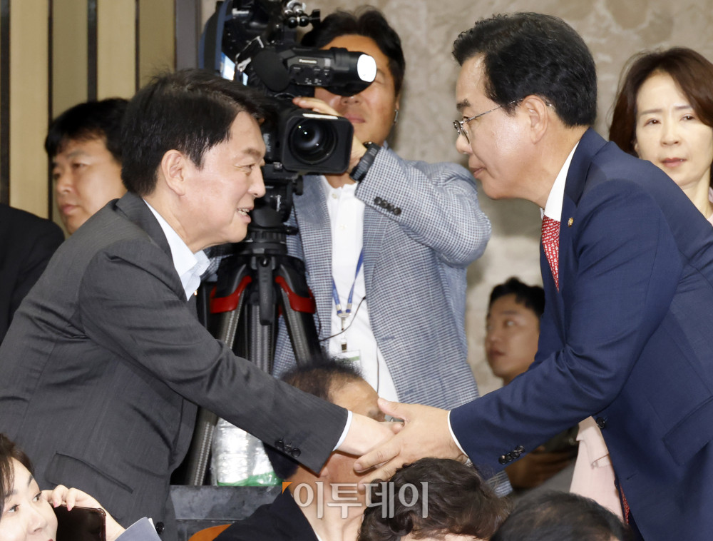 ▲송언석(오른쪽) 국민의힘 원내대표와 안철수 의원이 30일 서울 여의도 국회에서 열린 의원총회에서 악수하고 있다. 고이란 기자 photoeran@