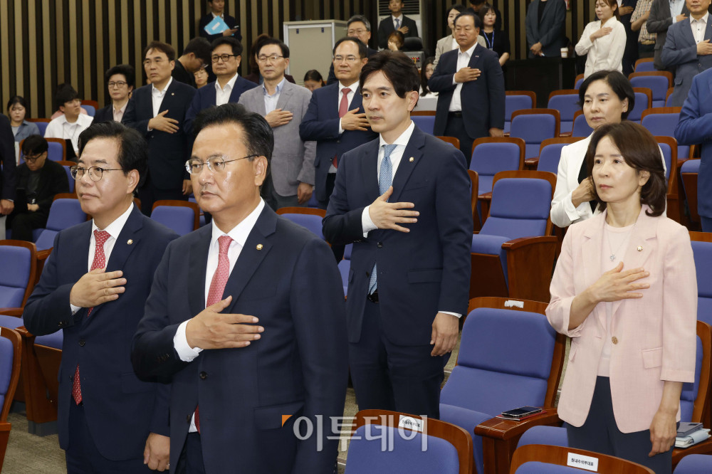 ▲송언석(앞줄 왼쪽) 국민의힘 원내대표가 30일 서울 여의도 국회에서 열린 의원총회에서 유상범(앞줄 왼쪽 두번째) 원내수석부대표를 비롯한 참석자들과 국민의례를 하고 있다. 고이란 기자 photoeran@
