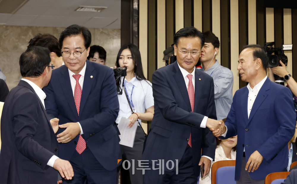 ▲송언석(왼쪽 두번째) 국민의힘 원내대표와 유상범(오른쪽 두번째) 원내수석부대표가 30일 서울 여의도 국회에서 열린 의원총회에 참석하고 있다. 고이란 기자 photoeran@