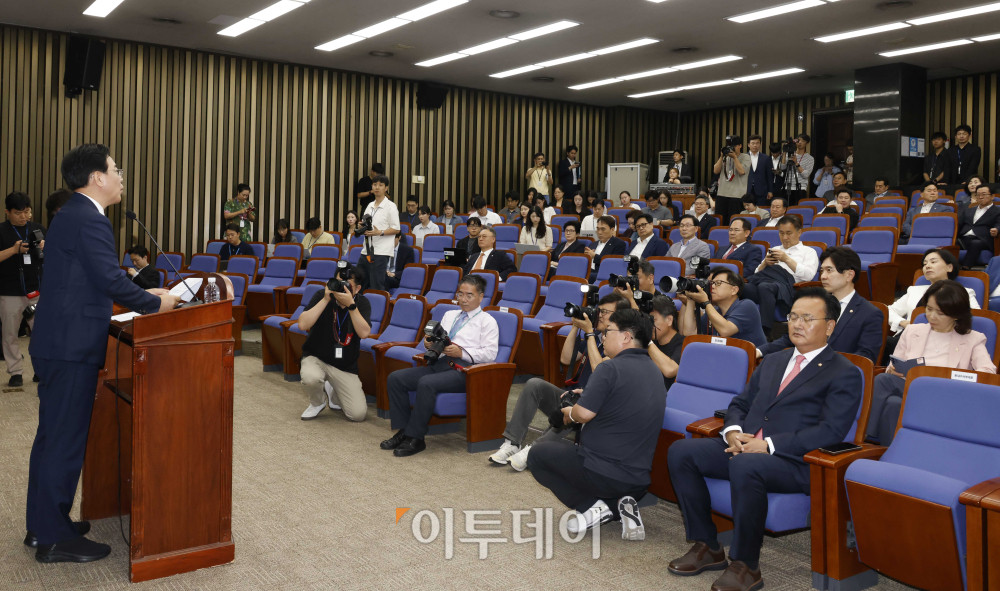 ▲송언석 국민의힘 원내대표가 30일 서울 여의도 국회에서 열린 의원총회에서 발언을 하고 있다. 고이란 기자 photoeran@