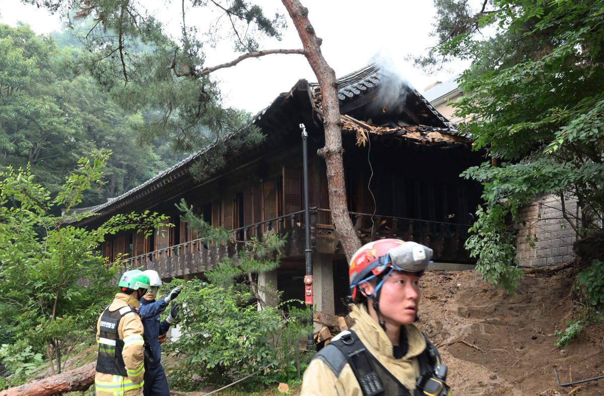▲30일 서울 성북구 '성북동 별서' 내 송석정에서 화재가 발생, 연기가 피어오르고 있다. 성락원은 조선시대의 대표적인 별서정원으로 한국 전통 정원의 원형을 잘 보존하고 있는 문화유산이다. (연합뉴스)