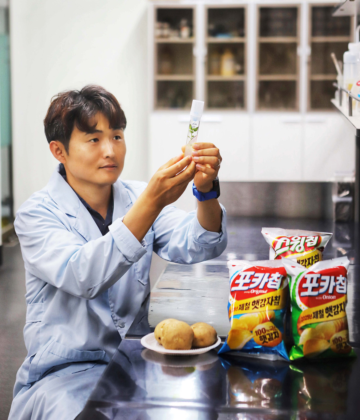 ▲ 황순원 오리온 종서개발파트장이 27일 오리온 감자연구소에서 감자 품종을 살피고 있다. (사진제공=오리온)