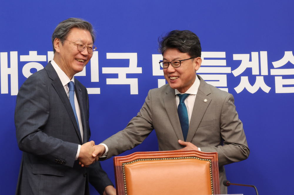 ▲진성준(오른쪽) 더불어민주당 정책위의장과 김창범 한국경제인협회 부회장이 30일 서울 여의도 국회에서 열린 민주당-경제단체 상법 간담회에서 인사를 하고 있다. (고이란 기자 photoeran@)