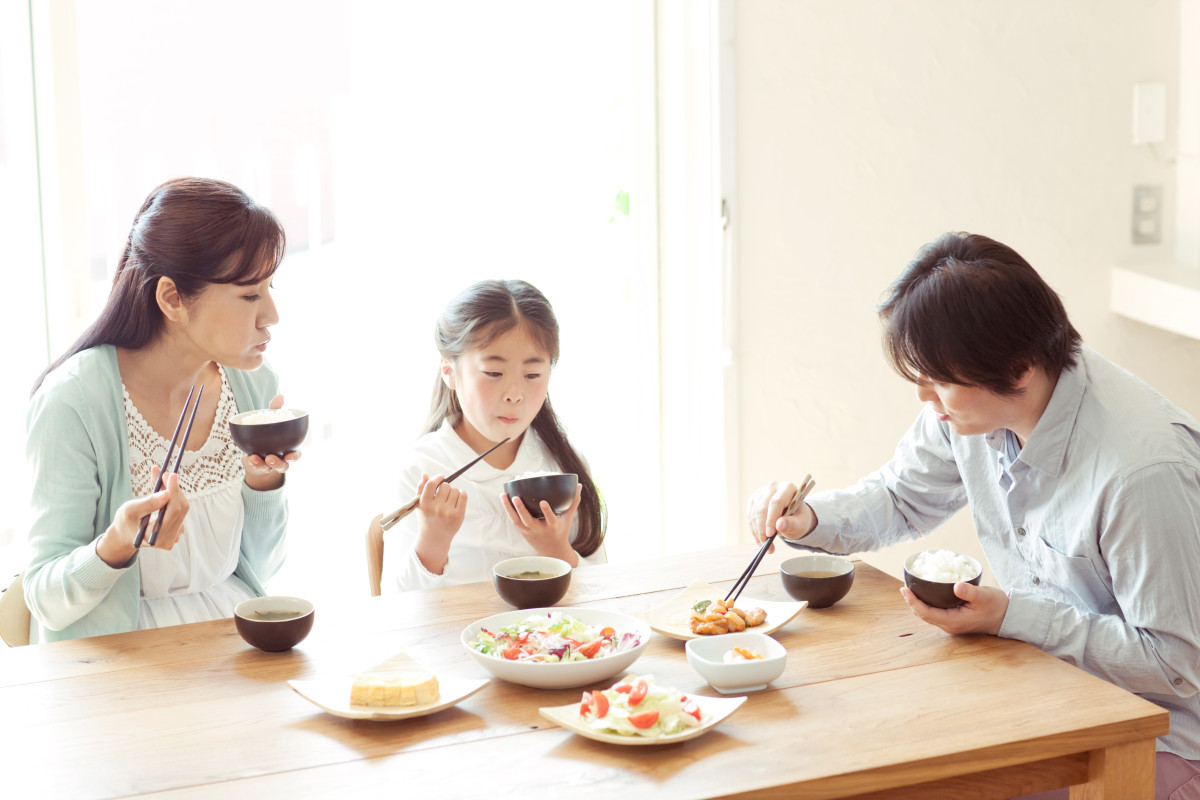 ▲일본의 한 가족이 식사를 하고 있다.  (출처 게티이미지)