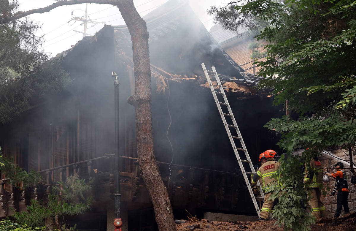 ▲30일 서울 성북구 '성북동 별서(성락원)' 내 송석정에서 화재가 발생, 연기가 피어오르고 있다. (연합뉴스)