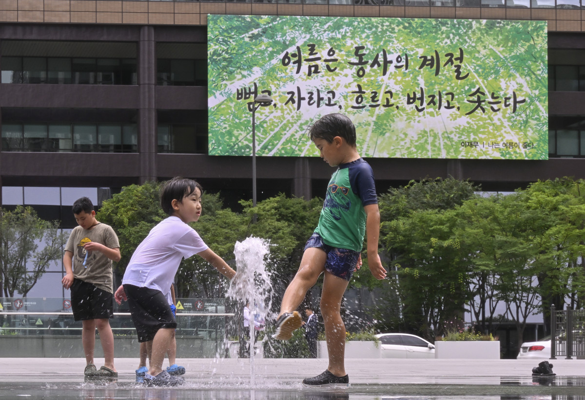 ▲낮 최고기온이 30도를 웃도는 무더운 날씨를 보인 30일 서울 종로구 광화문광장 분수대에서 어린이들이 물놀이를 하며 더위를 식히고 있다. 이날 기상청에 따르면 중부지방이 서해 중부해상에 위치한 정체전선의 영향으로 수도권을 중심으로 소나기가 내리는 곳도 있겠다고 예보했다. 당분간 전국 대부분 지역에 최고 체감온도가 33도 안팎으로 오르면서 무더운 날씨가 이어질 전망이다. 조현호 기자 hyunho@