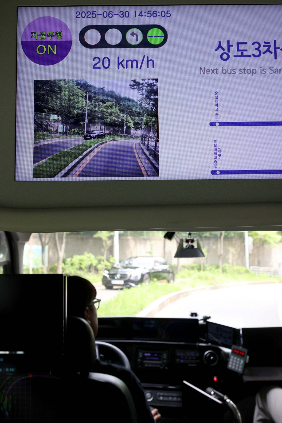 ▲서울시가 자치구 단위 마을버스 성격의 '지역 동행 자율주행버스'를 최초로 동작구에 도입해 운행을 개시한 30일 서울 동작구 숭실대 중문 정류소를 출발한 자율주행 마을버스가 시범 운행되고 있다. 동작구 지역동행 자율주행버스(노선 번호 동작 A01)는 숭실대 중문에서 숭실대입구역(7호선)을 거쳐 중앙대 후문까지 1.62㎞ 구간을 왕복 운행한다. 운행 시간은 평일 오전 10시부터 오후 4시10분까지다. 동작구 지역동행 자율주행버스는 이날부터 내달 11일까지 시승 체험 등 사전 운행을 거친다. 14일부터는 일반 승객 누구나 탑승할 수 있다. 내년 상반기 유상 운송(유료)으로 전환할 때까지는 무료로 운행된다. 신태현 기자 holjjak@