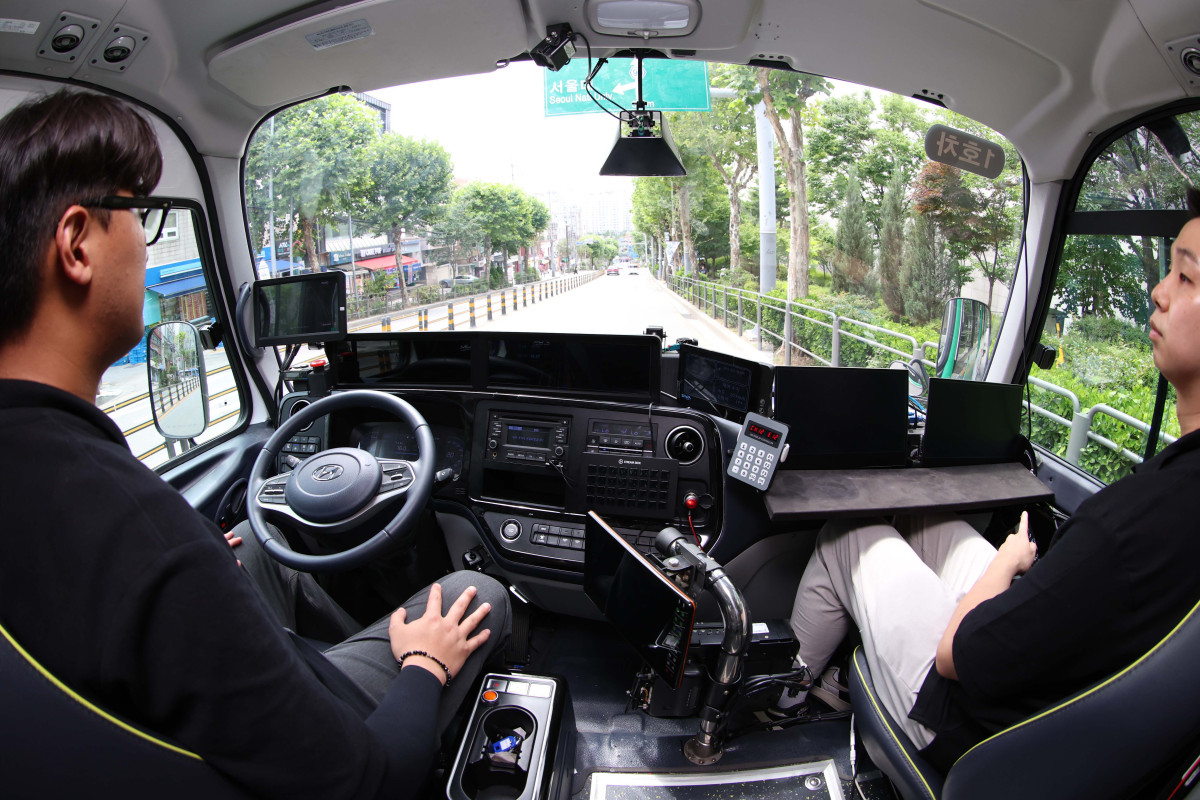 ▲서울시가 자치구 단위 마을버스 성격의 '지역 동행 자율주행버스'를 최초로 동작구에 도입해 운행을 개시한 30일 서울 동작구 숭실대 중문 정류소를 출발한 자율주행 마을버스가 시범 운행되고 있다. 동작구 지역동행 자율주행버스(노선 번호 동작 A01)는 숭실대 중문에서 숭실대입구역(7호선)을 거쳐 중앙대 후문까지 1.62㎞ 구간을 왕복 운행한다. 운행 시간은 평일 오전 10시부터 오후 4시10분까지다. 동작구 지역동행 자율주행버스는 이날부터 내달 11일까지 시승 체험 등 사전 운행을 거친다. 14일부터는 일반 승객 누구나 탑승할 수 있다. 내년 상반기 유상 운송(유료)으로 전환할 때까지는 무료로 운행된다. 신태현 기자 holjjak@