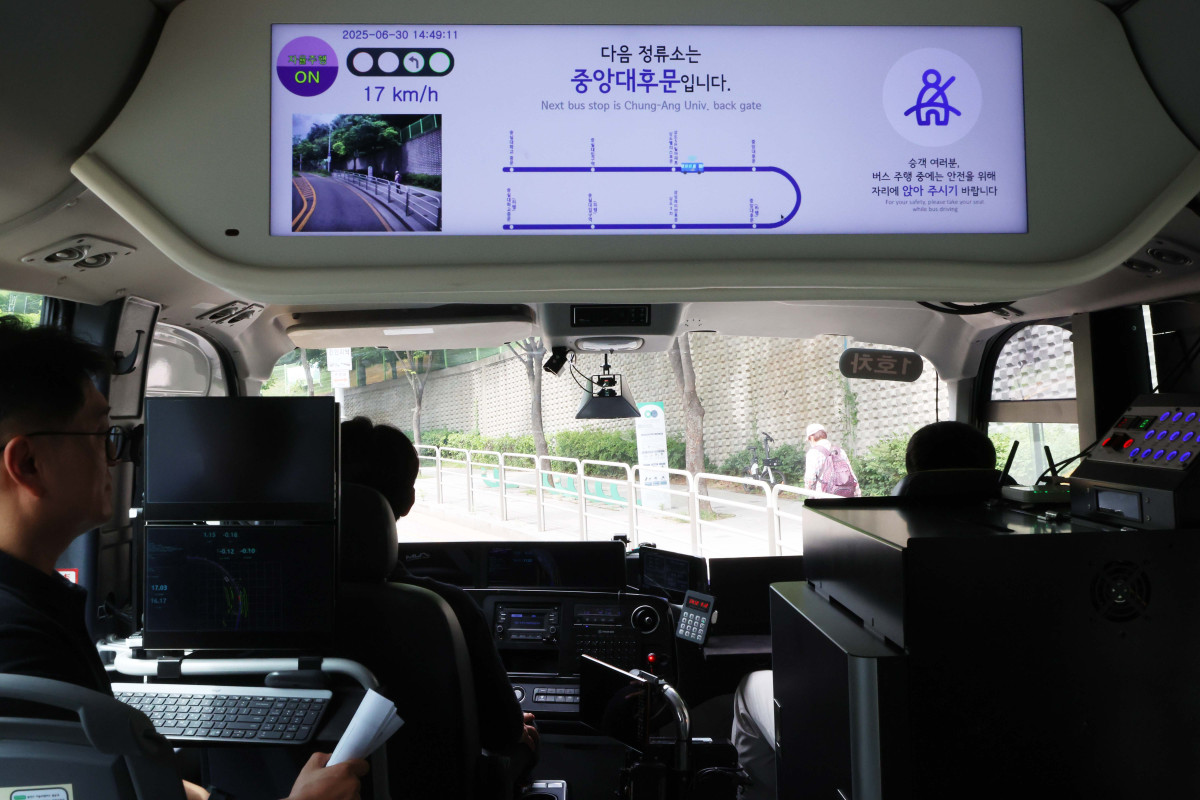▲서울시가 자치구 단위 마을버스 성격의 '지역 동행 자율주행버스'를 최초로 동작구에 도입해 운행을 개시한 30일 서울 동작구 숭실대 중문 정류소를 출발한 자율주행 마을버스가 시범 운행되고 있다. 동작구 지역동행 자율주행버스(노선 번호 동작 A01)는 숭실대 중문에서 숭실대입구역(7호선)을 거쳐 중앙대 후문까지 1.62㎞ 구간을 왕복 운행한다. 운행 시간은 평일 오전 10시부터 오후 4시10분까지다. 동작구 지역동행 자율주행버스는 이날부터 내달 11일까지 시승 체험 등 사전 운행을 거친다. 14일부터는 일반 승객 누구나 탑승할 수 있다. 내년 상반기 유상 운송(유료)으로 전환할 때까지는 무료로 운행된다. 신태현 기자 holjjak@