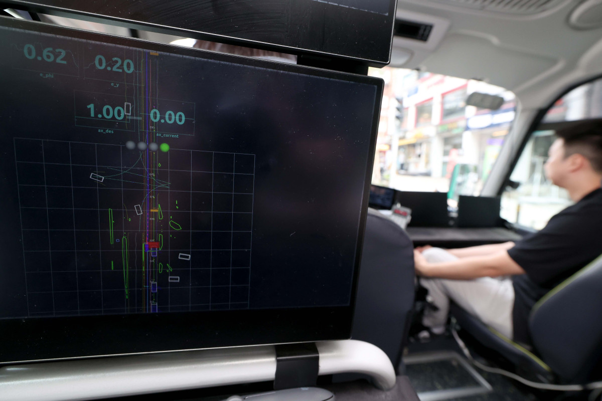 ▲서울시가 자치구 단위 마을버스 성격의 '지역 동행 자율주행버스'를 최초로 동작구에 도입해 운행을 개시한 30일 서울 동작구 숭실대 중문 정류소를 출발한 자율주행 마을버스가 시범 운행되고 있다. 동작구 지역동행 자율주행버스(노선 번호 동작 A01)는 숭실대 중문에서 숭실대입구역(7호선)을 거쳐 중앙대 후문까지 1.62㎞ 구간을 왕복 운행한다. 운행 시간은 평일 오전 10시부터 오후 4시10분까지다. 동작구 지역동행 자율주행버스는 이날부터 내달 11일까지 시승 체험 등 사전 운행을 거친다. 14일부터는 일반 승객 누구나 탑승할 수 있다. 내년 상반기 유상 운송(유료)으로 전환할 때까지는 무료로 운행된다. 신태현 기자 holjjak@