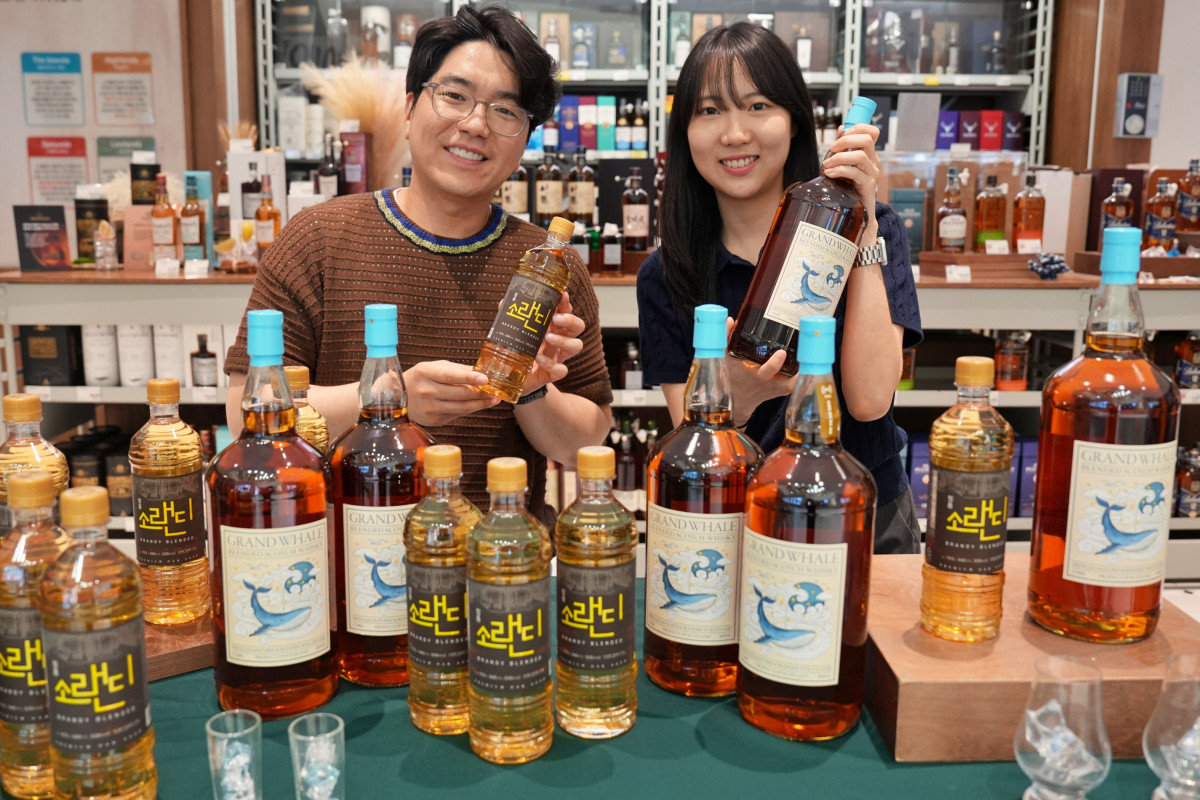 ▲롯데마트 모델이 소랜디와 그랑웨일 상품을 선보이고 있다. (사진제공=롯데쇼핑)