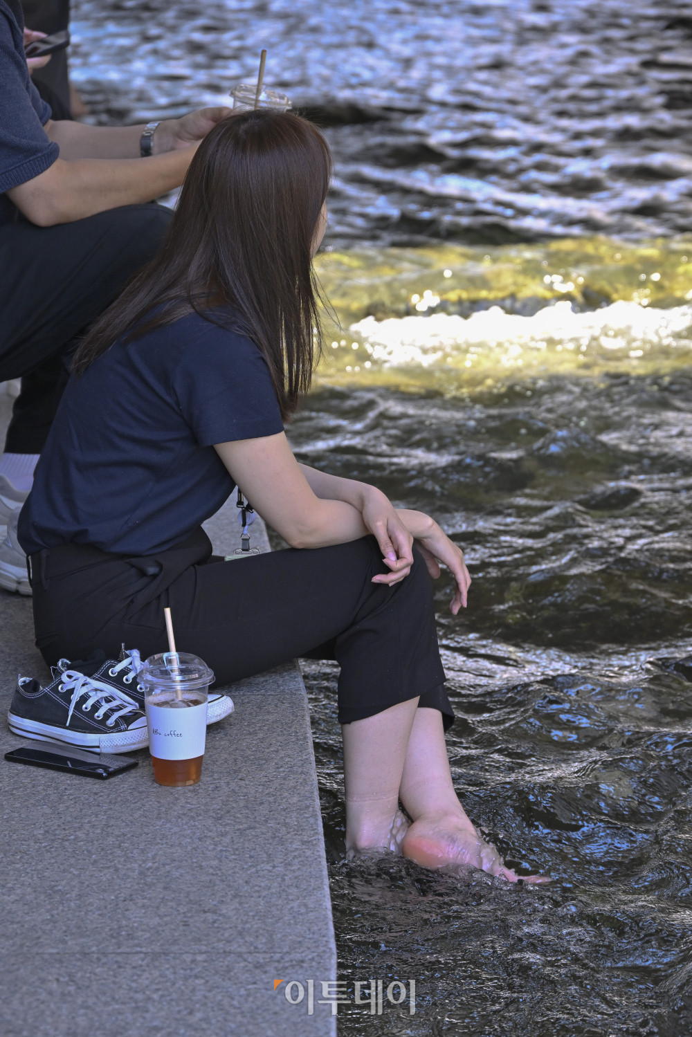 ▲서울의 한낮 기온이 32도를 기록하는 등 올해 들어 가장 더운 날씨를 보인 12일 서울 중구 청계천 일대에서 시민들이 더위를 피하고 있다. 사진=조현호 기자 hyunho@