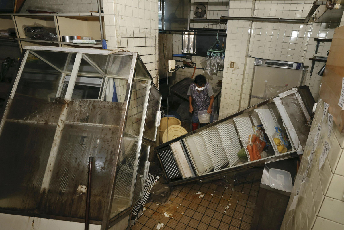 ▲지난해 8월 일본 남부 가고시마현 오오사키초 한 식당에서 지진으로 냉장고가 쓰러져 있다. (오오사키초(일본)/AP연합뉴스)