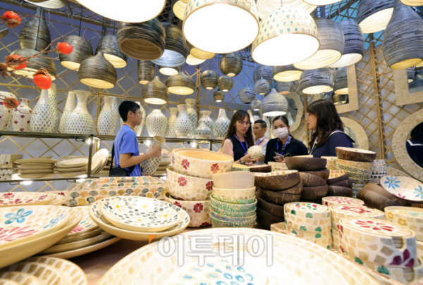 ▲5일 베트남 호치민 SECC전시장에서 한국무역협회 주관 코엑스 주최로 열린 2025 베트남 국제 프리미엄 소비재전(VIPREMIUM)을 찾은 관람객들이 전시장을 둘러보고 있다. 올해 전시회는 8일 까지 뷰티, 패션, 리빙, 식품 등 다양한 소비재분야의 200여개 국내외 기업이 참가해 프리미엄 제품과 최신 라이프스타일을 선보인다. /2025.06.05./호치민=사진공동취재단