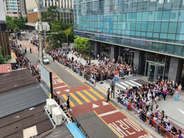 ▲방탄소년단 RM, 뷔 전역을 축하하기 위해 하이브 사옥 앞에 모인 팬들(사진제공=빅히트뮤직)