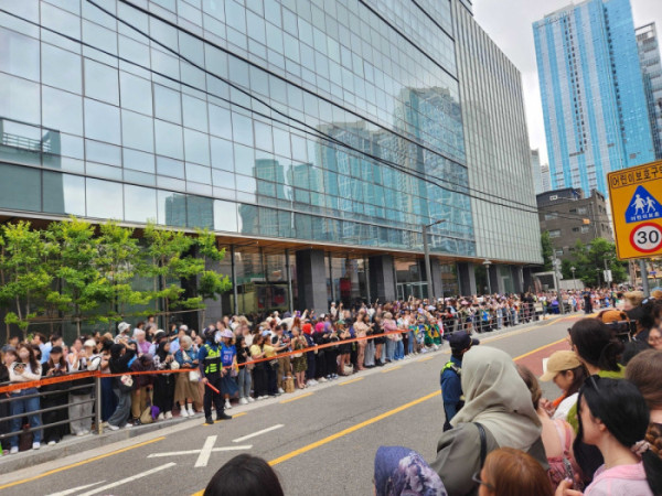 ▲방탄소년단 RM, 뷔 전역을 축하하기 위해 하이브 사옥 앞에 모인 팬들(사진제공=빅히트뮤직)