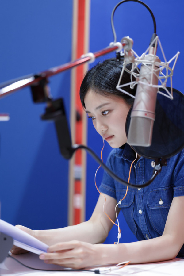 ▲'소방관' 음성해설 녹음 중인 홍화연(사진제공=BH엔터테인먼트)