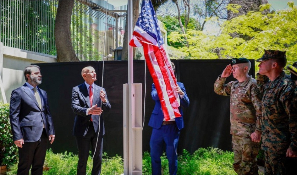 ▲5월 29일(현지시간) 도널드 트럼프 미국 대통령의 시리아특사인 톰 배럭 주튀르키예 미국대사(왼쪽에서 두번째)가 시리아 수도 다마스쿠스의 미국대사관저 앞에서 성조기를 게양하고 있다.   (다마스쿠스(시리아)/AP연합뉴스)